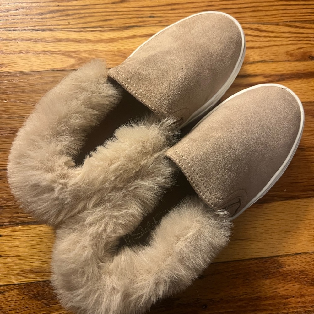 Slip on sneaker with fur. 7.5 minimum wear.